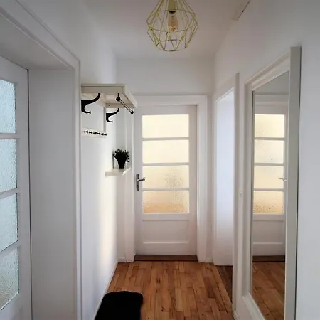 شقة Light-flooded With Balcony And Garden